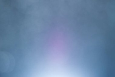 Bokeh 'in koyu mavi soyut arka planı. Renkli yanıp sönen ışıklar ışık arkaplanını tıkıyor.