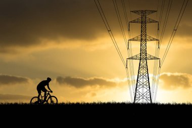 Yüksek voltajlı güç iletim kuleleri akşamları karmaşık çelik yapıya sahiptir. Günbatımında yüksek voltajlı elektrik hatları, yüksek voltajlı elektrik iletim kulesi