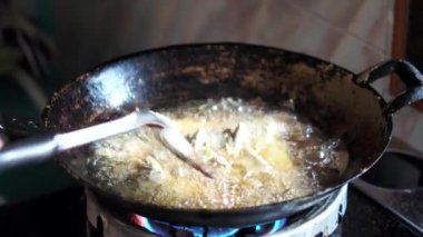 Kızartma tavasında balık kızartma manzarası