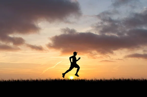 日落时跑步的男人的轮廓 晚上跑步者训练的轮廓 — 图库照片