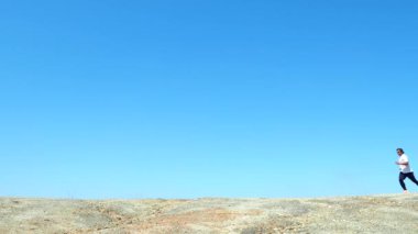 Yazın dağda koşan bir adam.