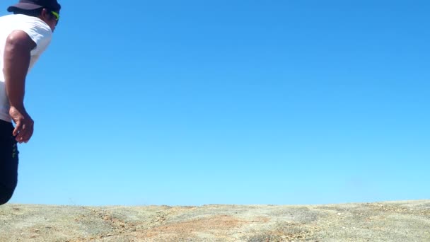 Hombre Corriendo Montaña Verano — Vídeos de Stock