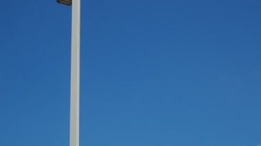 Işıklandırma için elektrik kutupları güneş enerjisi kullanır. Temiz enerji kavramı alternatif enerji güneş enerjisi