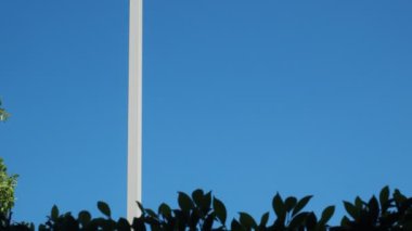 Işıklandırma için elektrik kutupları güneş enerjisi kullanır. Temiz enerji kavramı alternatif enerji güneş enerjisi