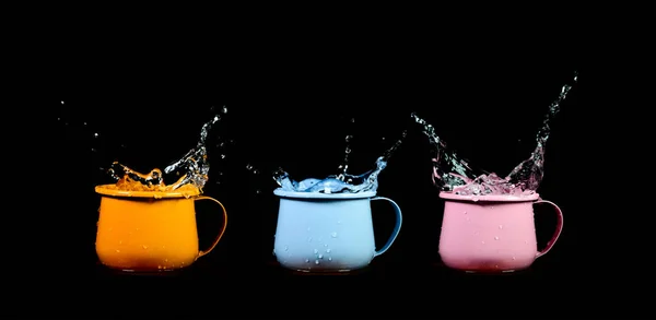 Verres Colorés Eau Avec Éclaboussures Eau Sur Fond Noir — Photo