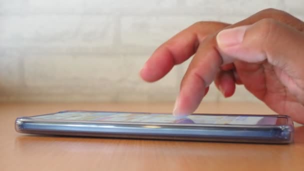 Πλευρά Προβολή Χέρι Του Ανθρώπου Χρησιμοποιώντας Smartphone Στην Καφετέρια Για — Αρχείο Βίντεο