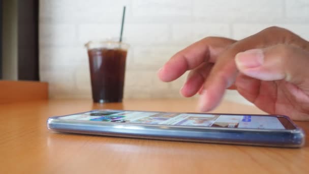 Side View Man Hand Använder Smartphone Caféet För Att Söka — Stockvideo