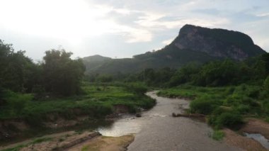 Tayland 'daki tropikal ormanların oluşturduğu doğal akarsular.