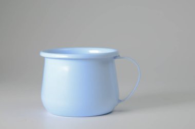 Çinko kupa, beyaz arka planda açık mavi. Klasik bir yelek altı boş bardak için boş bir model fikri.