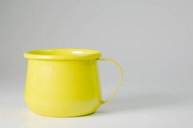 Beyaz arka planda parlak yeşil çinko bardak. Boş bir model fikri. Klasik bir boş bardak..