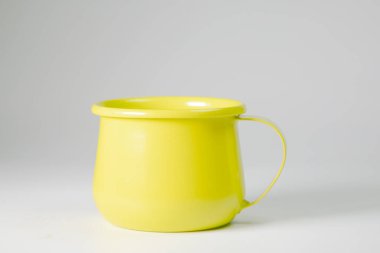 Beyaz arka planda parlak yeşil çinko bardak. Boş bir model fikri. Klasik bir boş bardak..