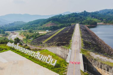 Kurak mevsimde büyük barajların drenaj kanalları. Su kıtlığı. su kaynağı yönetimi kavramı
