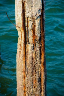 Deniz suyuna maruz kalan sütunlar aşınmış ve paslanmış çelik.