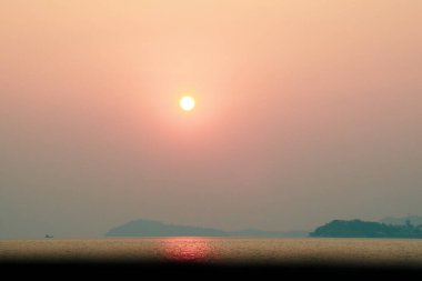 Akşamları deniz manzarası, renkli ışıklar..