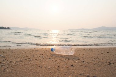 Plajdaki çöp şişeleri. Çöp ve kirlilik kavramı