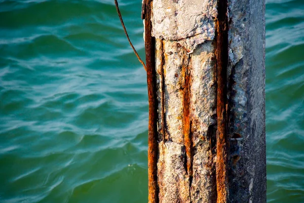 Colonne Che Erano State Esposte Acqua Mare Eroso Acciaio Arrugginito — Foto Stock