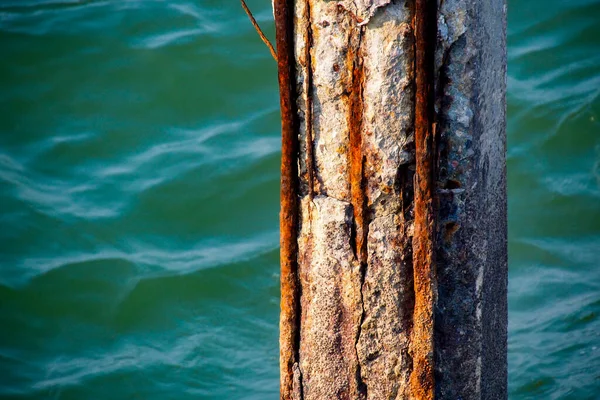 Colonne Che Erano State Esposte Acqua Mare Eroso Acciaio Arrugginito — Foto Stock