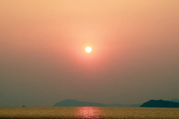 저녁에는 빛으로 바다를 바라본다 — 스톡 사진