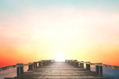 Güzel bir manzarayla denize açılan tahta bir köprü..