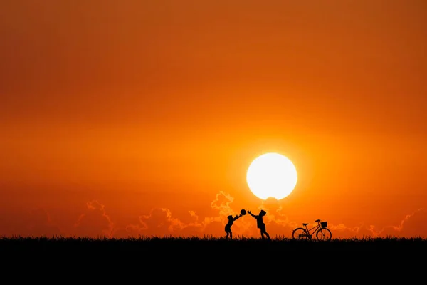 Dos Niños Están Lanzando Bolas Prado Felizmente Concepto Felicidad Infantil — Foto de Stock