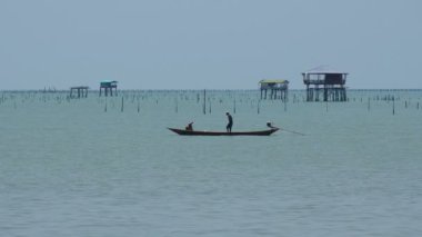 Balıkçılar okyanusta balık tutmak için tekne kullanırlar. 
