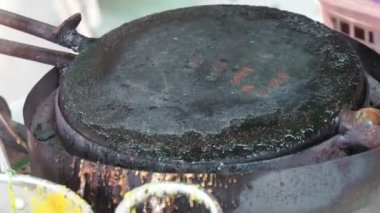 Erkek ellerine yakın çekim, krep yapmak, Tayland sokak yemekleri 
