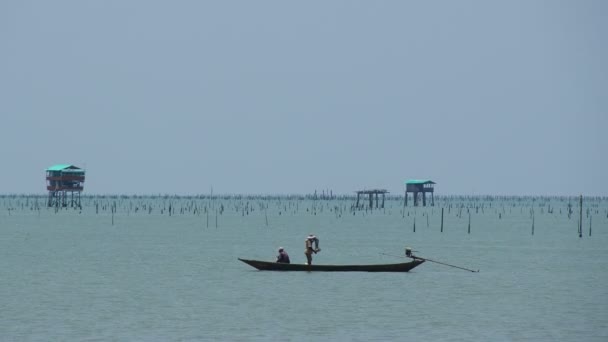 Fishermen Use Boat Fish Ocean — стоковое видео