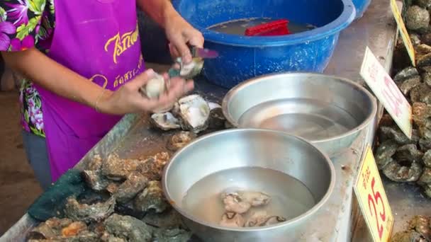 タイの漁師は貝からカキを剥いている — ストック動画