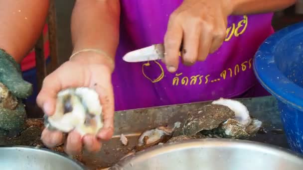 Fishermen Thailand Peeling Oysters Shells — Video Stock