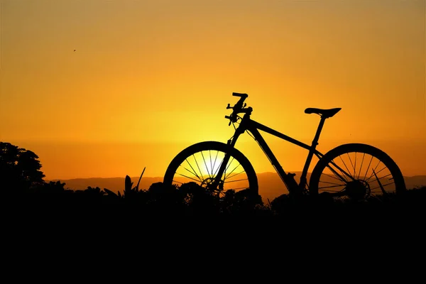 Silueta Bicicleta Montaña Una Hermosa Vista Concepto Ciclismo Aventura — Foto de Stock