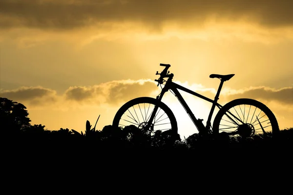 Silueta Bicicleta Montaña Una Hermosa Vista Concepto Ciclismo Aventura — Foto de Stock