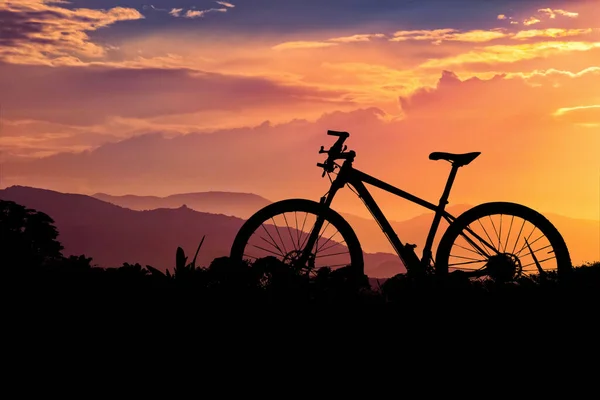 Silueta Bicicleta Montaña Una Hermosa Vista Concepto Ciclismo Aventura — Foto de Stock