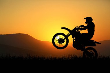 Motokros motosikletinin silueti ön tekerleği kaldırıyor. Macera ve Eylem Kavramları