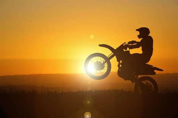 Silhouette Eines Motocross Motorrads Das Das Vorderrad Hebt Abenteuer Und — Stockfoto