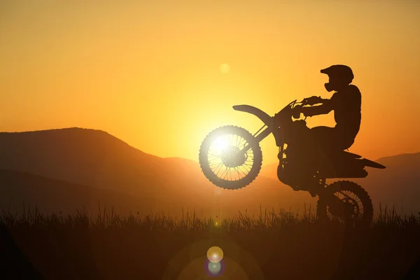 Silhouette Eines Motocross Motorrads Das Das Vorderrad Hebt Abenteuer Und — Stockfoto