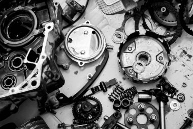 Motosiklet motorunun bazı parçaları bakım için çıkarılmış. motor bakım kavramı