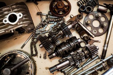 Motosiklet motorunun bazı parçaları bakım için çıkarılmış. motor bakım kavramı