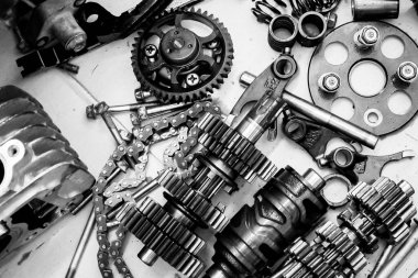 Motosiklet motorunun bazı parçaları bakım için çıkarılmış. motor bakım kavramı