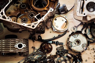 Motosiklet motorunun bazı parçaları bakım için çıkarılmış. motor bakım kavramı