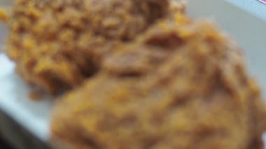 Abur cubur konsepti. Yüksek yağlı kızarmış tavuk. Lezzetli ama sağlığa zararlı.