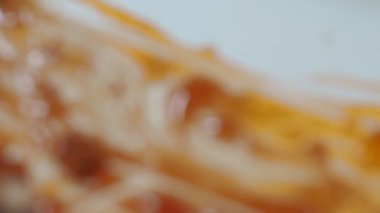 Yemekten arta kalan sos. Kaynak israfı