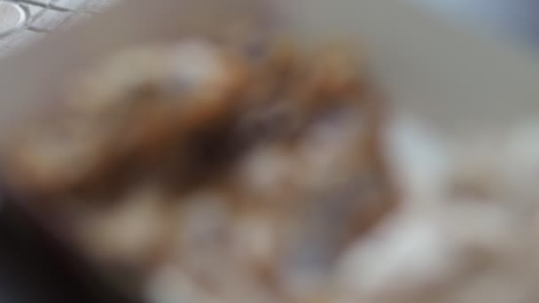 食物浪费概念 餐馆里的炸鸡骨头 — 图库视频影像