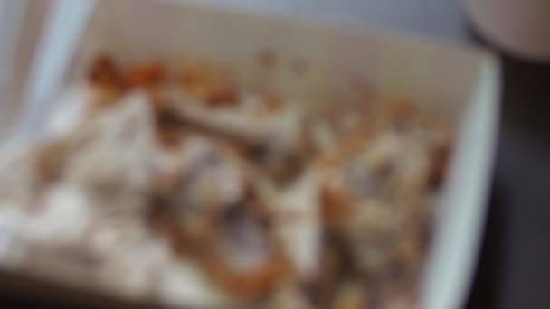 Konzept Der Lebensmittelverschwendung Knochen Von Gebratenem Huhn Einem Restaurant — Stockvideo