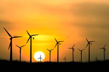 Rüzgar türbini elektrik üretmek için kullanılır. Yenilenebilir Enerji Konseptleri ve Dünya Enerji Tasarruf Edin. Gün batımında rüzgar santralinin silueti