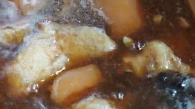 Sıcak bir tencerede haşlanmış yumurta ve domuz eti. ev yemeği fikirleri