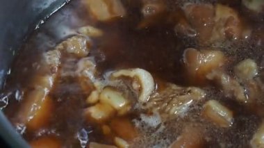 Sıcak bir tencerede haşlanmış yumurta ve domuz eti. ev yemeği fikirleri