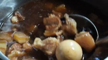 Sıcak bir tencerede haşlanmış yumurta ve domuz eti. ev yemeği fikirleri