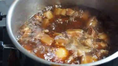 Sıcak bir tencerede haşlanmış yumurta ve domuz eti. ev yemeği fikirleri