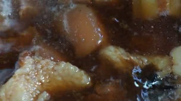 煮鸡蛋和猪肚在火锅里 家庭烹饪理念 — 图库视频影像
