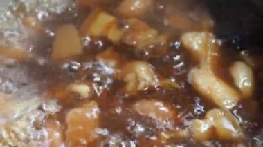 Sıcak bir tencerede haşlanmış yumurta ve domuz eti. ev yemeği fikirleri